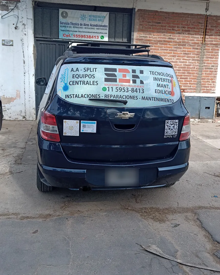 La camioneta de SIK Refrigeración, con la que Cristian va a cada domicilio