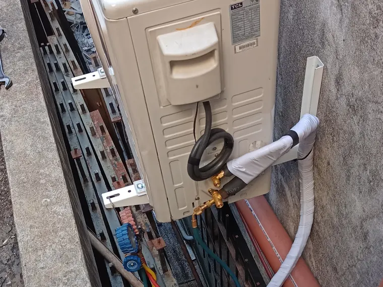 Unidad exterior instalada con sus conexiones