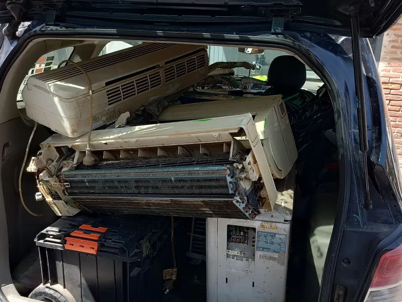 Equipos de aire acondicionado cargados en la camioneta