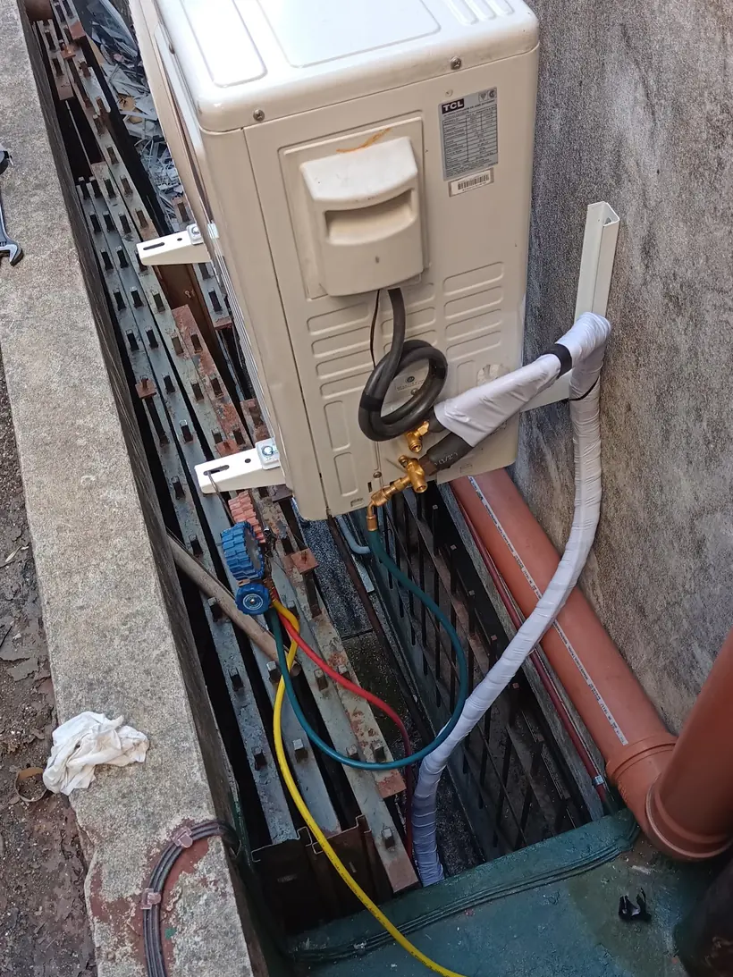 Unidad exterior con sus conexiones eléctricas y caños